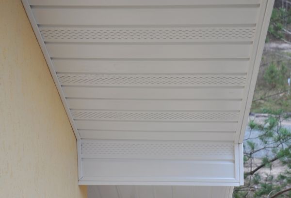 Soffit Dirt Removal in Brentwood