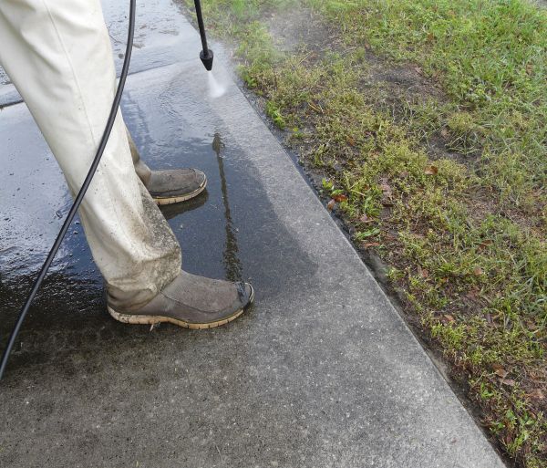 Sidewalk Concrete Cleaning in Brentwood